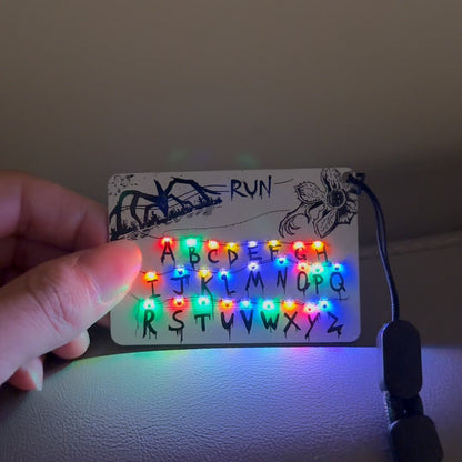🎁Stranger Things Alphabet Light Keychain – RUN Card Light Pendant, 26 Letters LED Decor for Bags, Fridge, and Wall