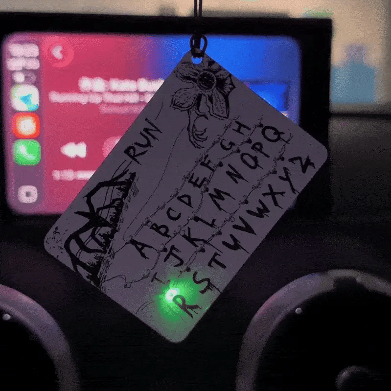 🎁Stranger Things Alphabet Light Keychain – RUN Card Light Pendant, 26 Letters LED Decor for Bags, Fridge, and Wall